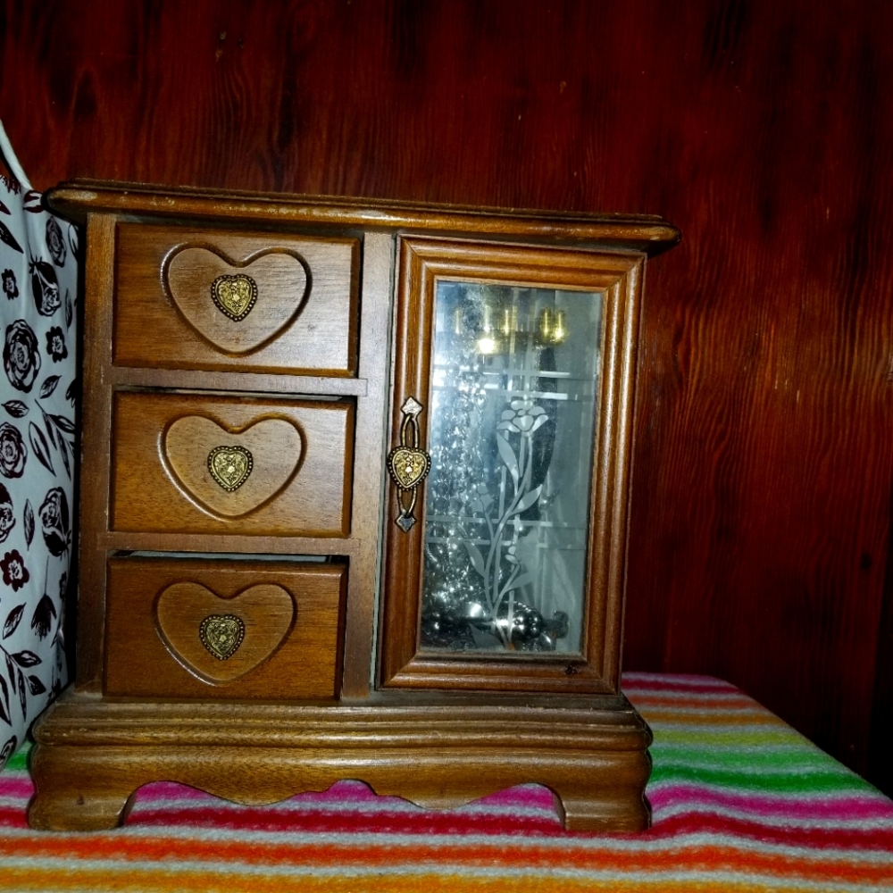 Jewelry box